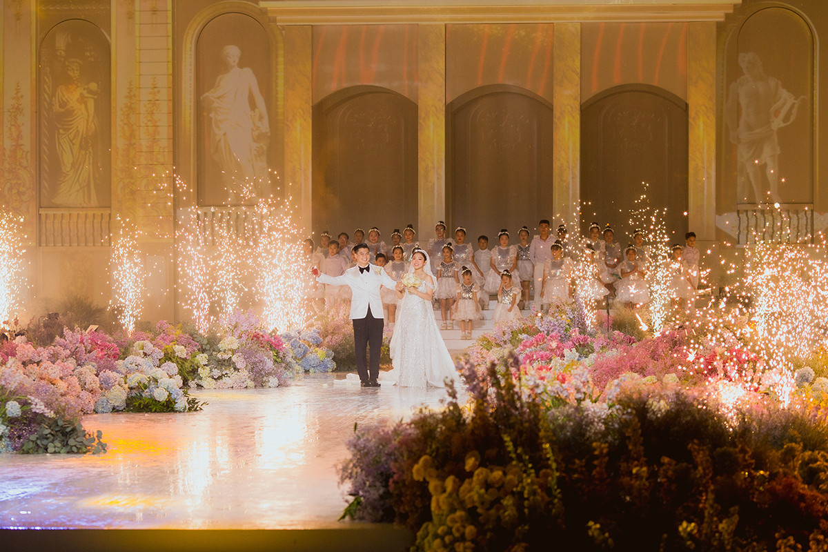 Đám cưới được trang trí bằng 100% hoa tươi, có giá trị lên tới 13 tỷ đồng và được chuẩn bị suốt 9 tháng liền. Ảnh: Ngoisao