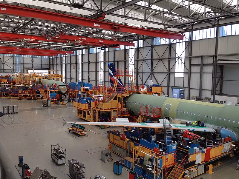 Phần đuôi máy bay được làm bằng sợi carbon tổng hợp, cực nhẹ nhưng rất vững chắc, giúp máy bay vận hành nhẹ nhàng và ổn định hơn. Ảnh: Wiki