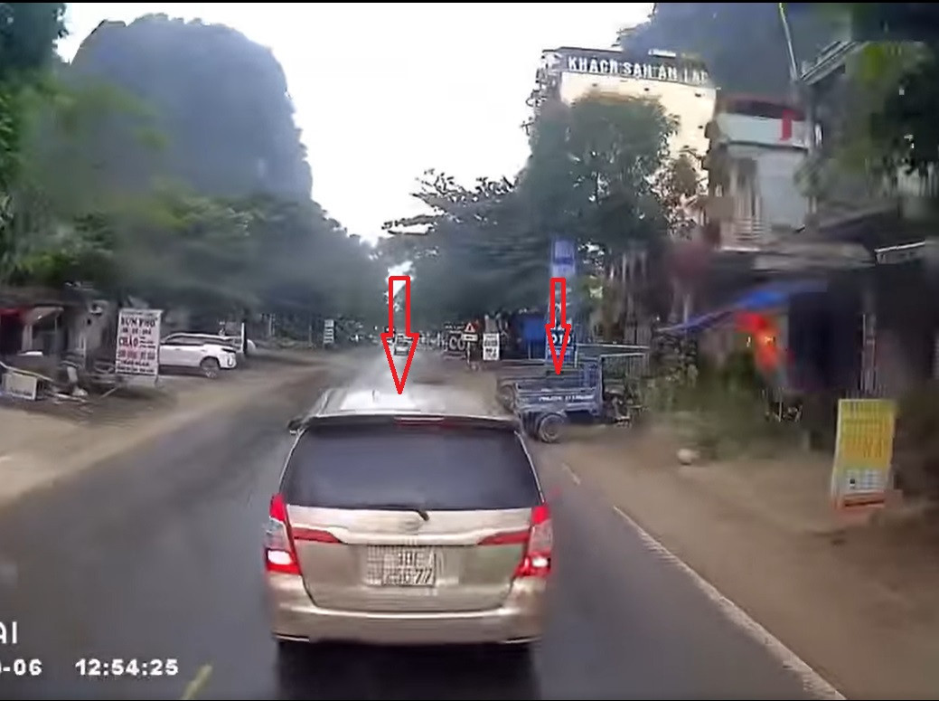 Tranh xe 3 banh lui bat ngo, 2 o to gap tai va