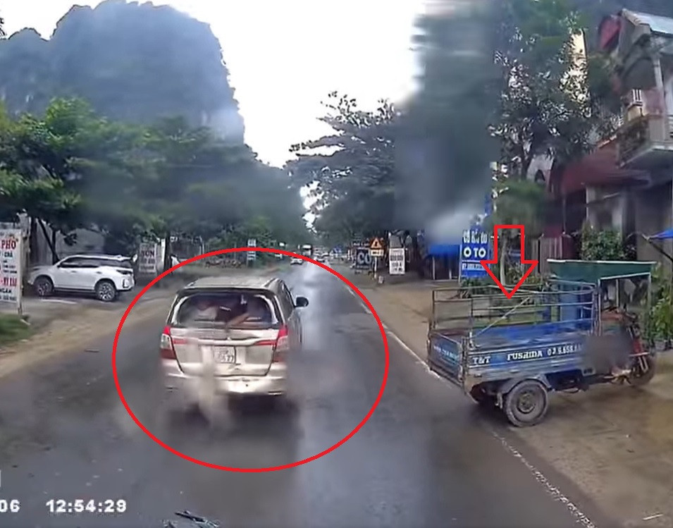 Tranh xe 3 banh lui bat ngo, 2 o to gap tai va-Hinh-2