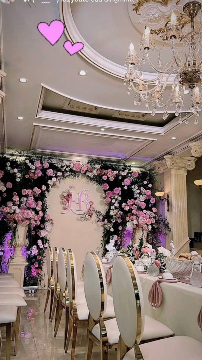 Nhà của ca sĩ Minh Hằng xây trên khu đất rộng vài trăm mét vuông, mang phong cách hoàng gia Châu Âu, vô cùng xa hoa.