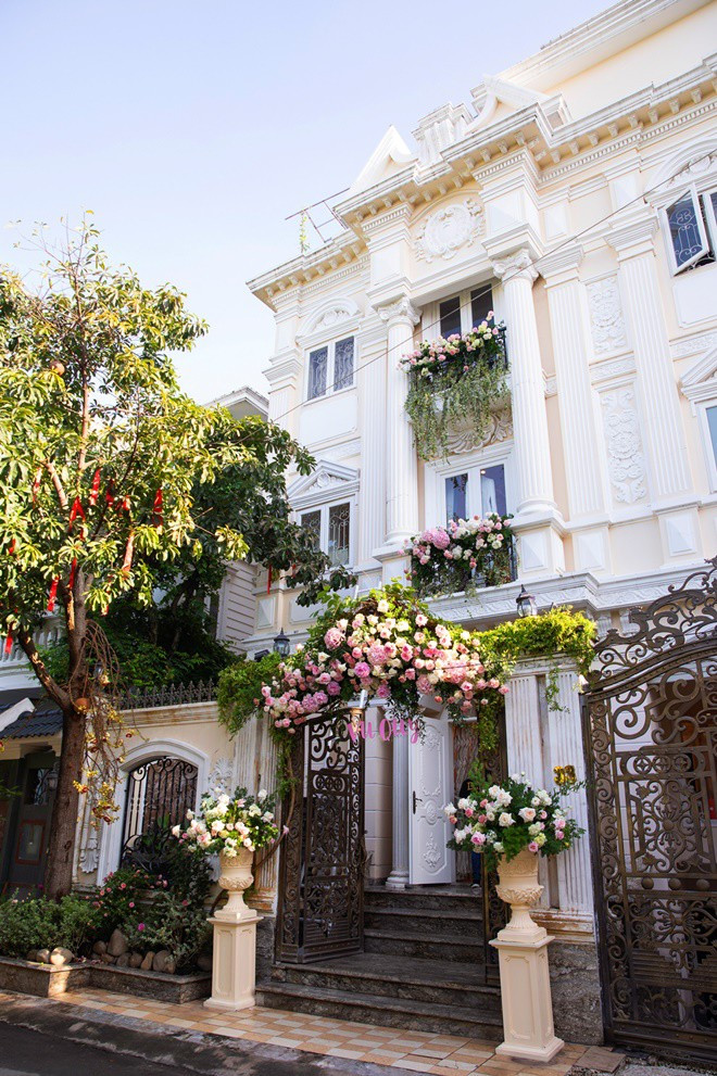 Trước khi lấy chồng, Minh Hằng và gia đình sống trong căn biệt thự bề thế tại quận 2 (TP HCM).