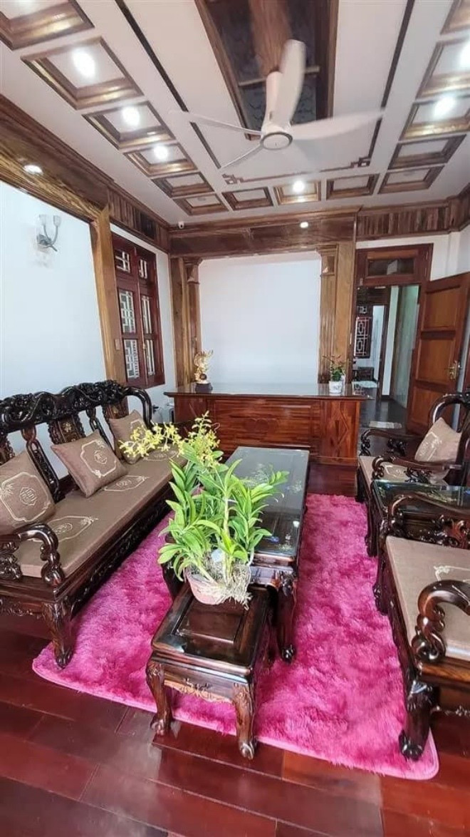 Phòng khách bài trí gọn gàng với ghế sofa.