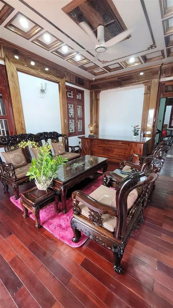 Bên trong ngôi nhà là nội thất sang trọng với toàn đồ gỗ chạm trổ hoa văn bắt mắt.