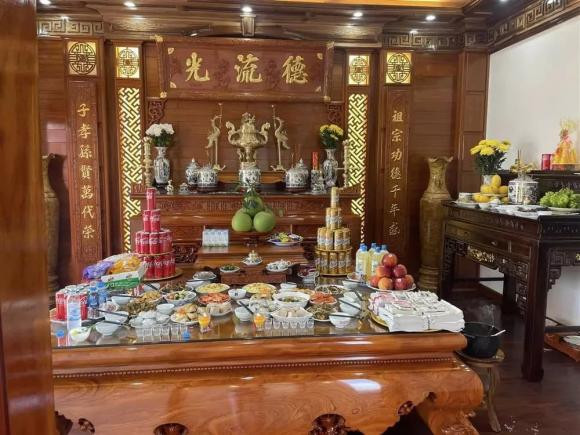 Khu vực thờ cúng trang nghiêm.