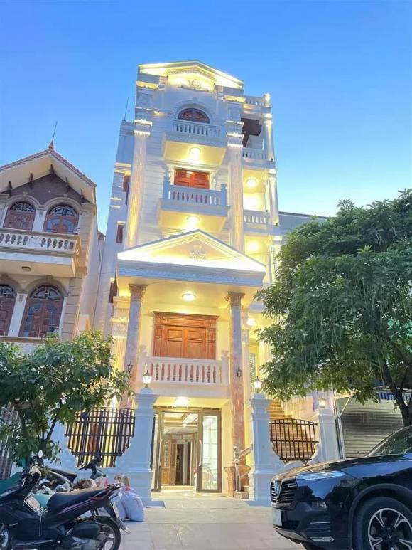 Mẹ ruột Hoa hậu Phạm Hương cho biết, căn nhà mới hoàn thành là tâm huyết cả đời của bà.