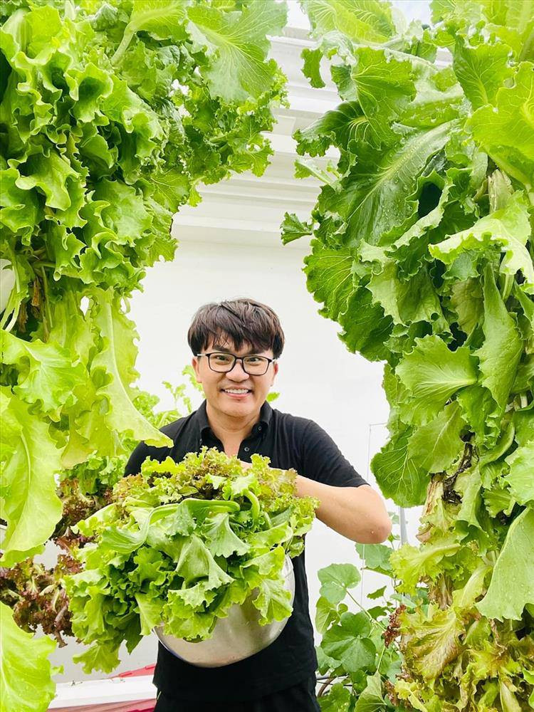 Ngoài nội thất đắt tiền, MC Đại Nghĩa còn biến sân thượng thành khu vườn trồng rau thuỷ canh xanh mướt.