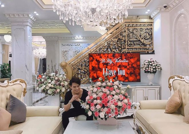 Bên trong căn nhà được trang hoàng như cung điện với nội thất sang trọng và đắt đỏ.