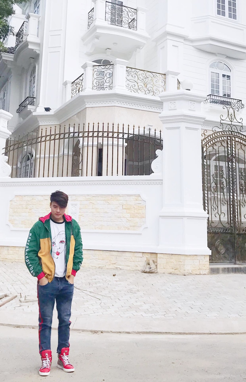 Căn biệt thự của MC Đại Nghĩa có tông màu trắng chủ đạo, rất rộng rãi.