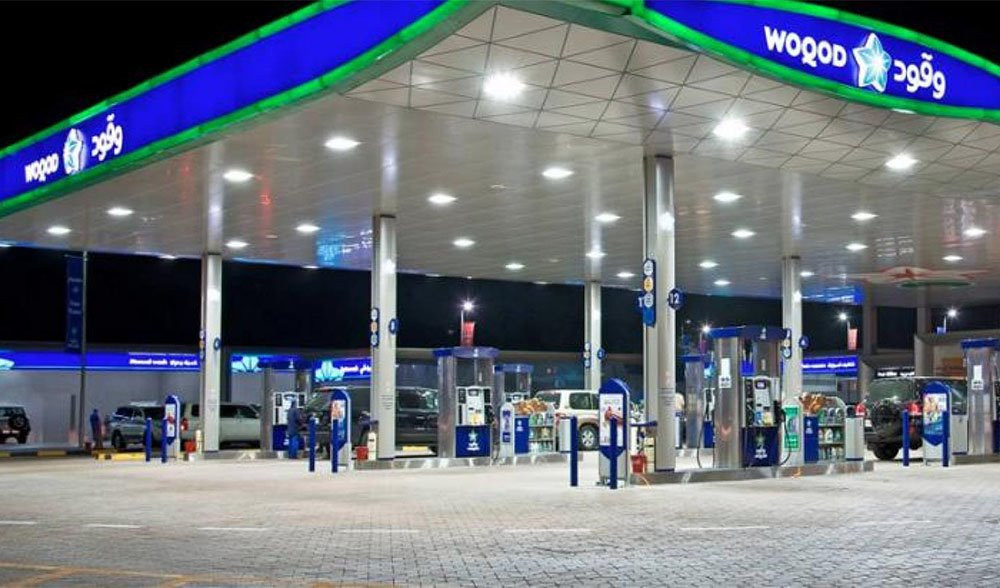 Dù giữa cái nắng 50 độ C, người Qatar sẽ không cần phải ra khỏi xe đổ xăng. Nhân viên trạm xăng sẽ làm việc đó. Ảnh: DM