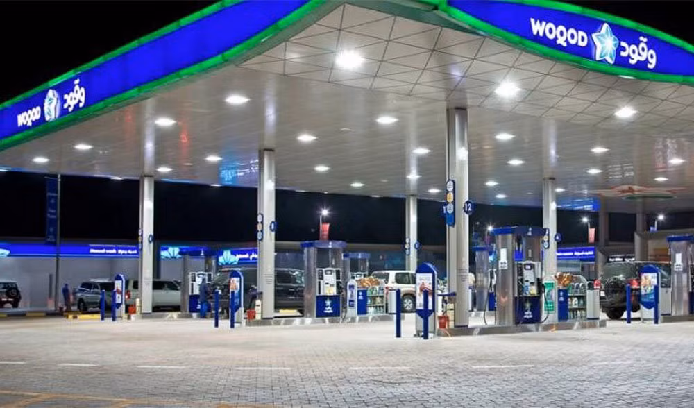 Dù giữa cái nắng 50 độ C, người Qatar sẽ không cần phải ra khỏi xe đổ xăng. Nhân viên trạm xăng sẽ làm việc đó. Ảnh: DM