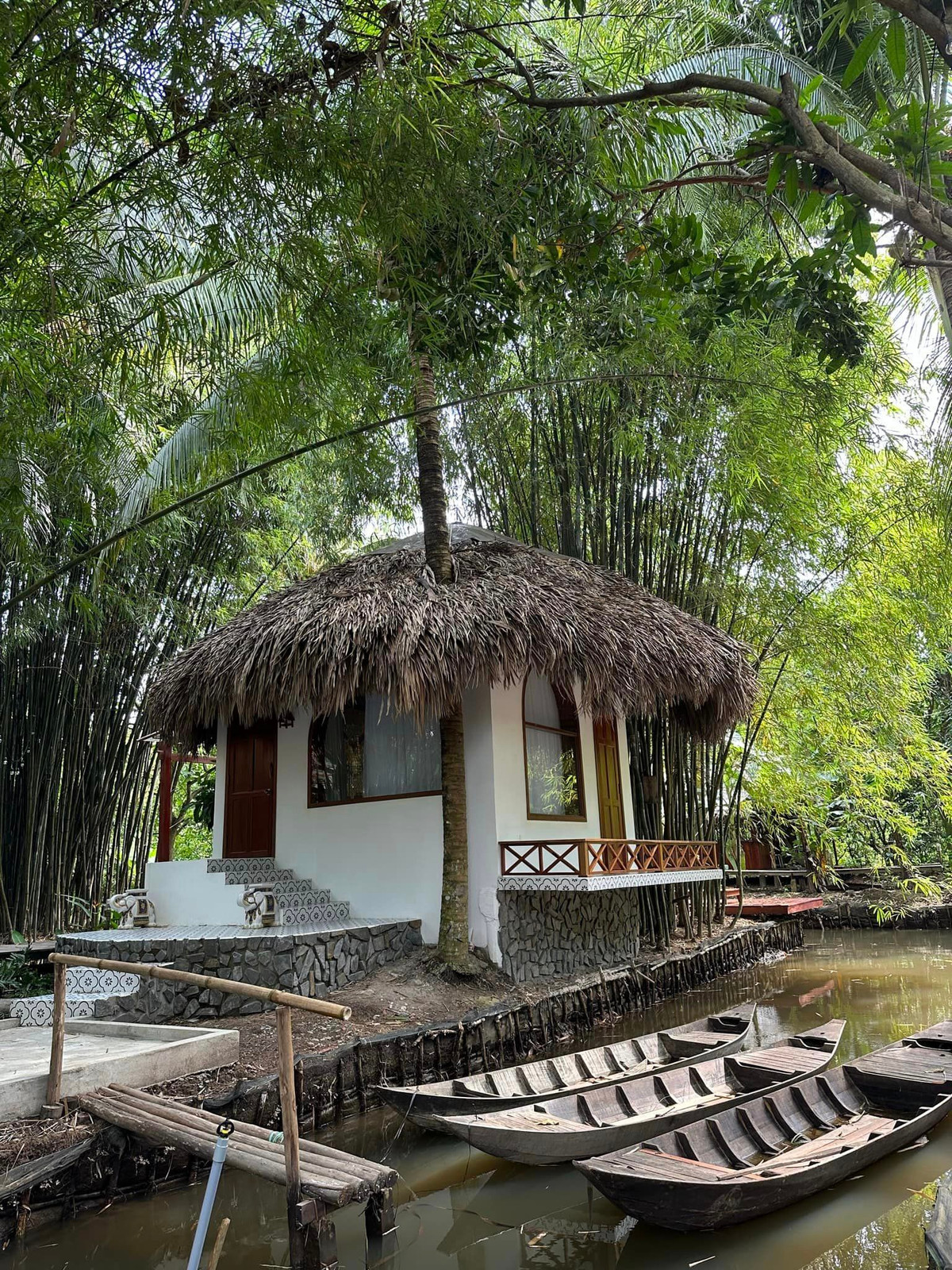 Thi thoảng, Vân Trang cùng chồng và 3 con về đây nghỉ dưỡng thay đổi không khí.