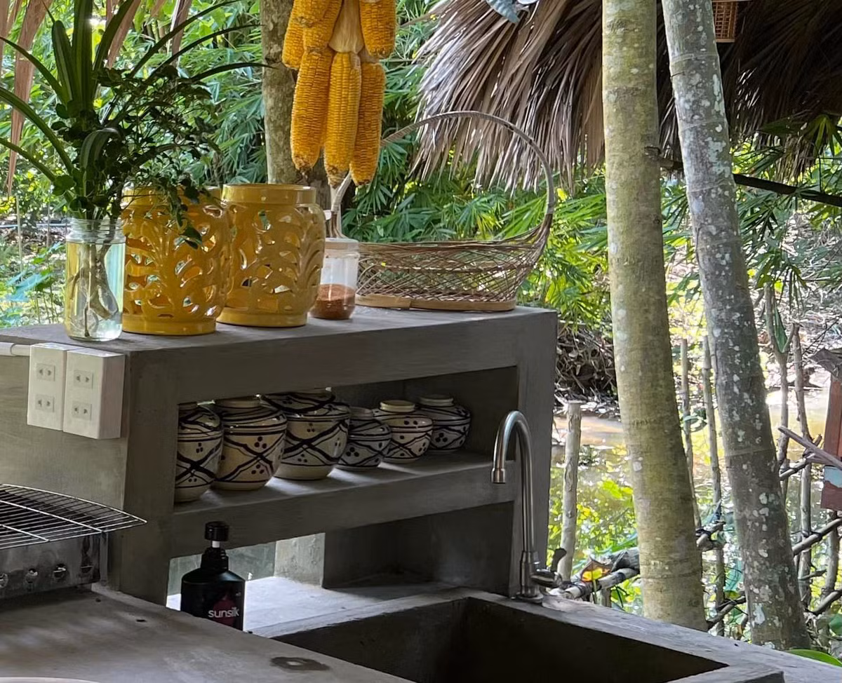 Lấy hơi hướng nông thôn nên khu villa miệt vườn của Vân Trang khá bình dị và mộc mạc.