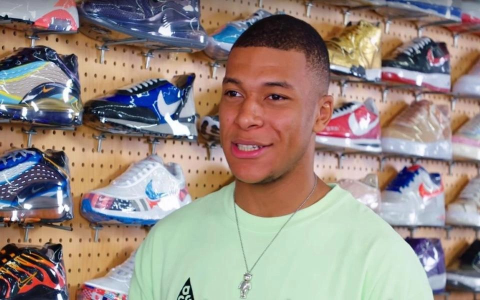 Mbappe có cả một tủ giày trong căn biệt thự sang trọng ở Pháp. Ảnh: Aglomerado Digital