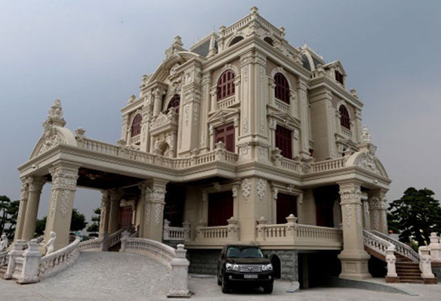 Nhìn bên ngoài, lâu đài Tổng Hải Sơn trông như các toà nhà tráng lệ tại trời Âu. Ảnh: ĐSPL