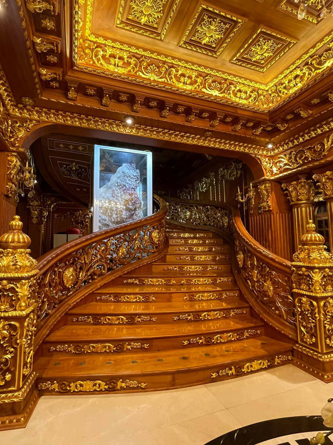 Nội thất bên trong căn biệt thự cũng được "dát vàng" lộng lẫy. Ảnh: Vietnamnet