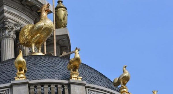 Trên nóc của căn biệt thự được gắn 6 con gà vàng, biểu tượng cho sự vinh hoa, phú quý. Ảnh: Vietnamnet