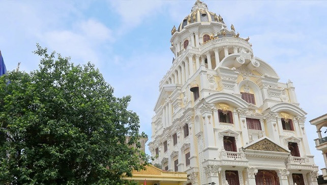 Nhiều người ngang qua khu Hoàng Quốc Việt - Cầu Giấy - Hà Nội đều bị ấn tượng với căn biệt thự 7 tầng nguy nga, bề thế không khác gì lâu đài trong truyện cổ tích. Ảnh: Pháp luật &amp; bạn đọc