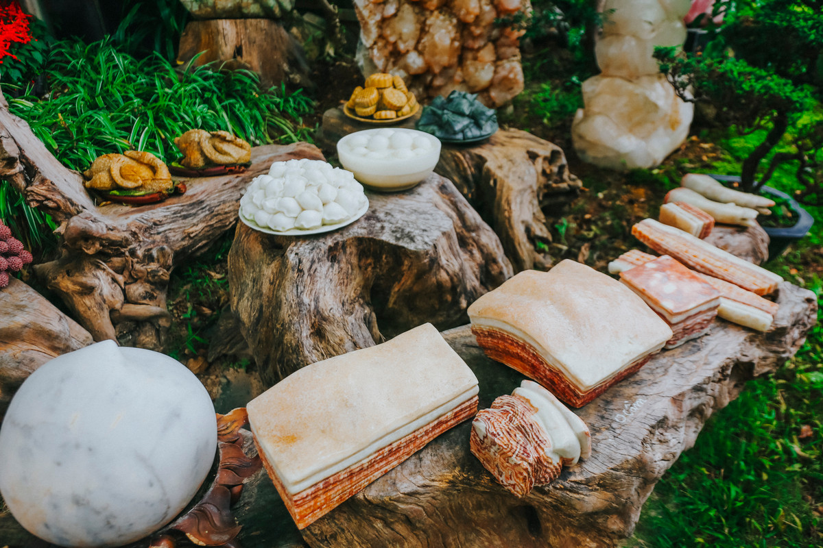 Các tác phẩm tạc từ ngọc và đá quý thể hiện nhiều chủ đề khác nhau như vườn nho, bàn tiệc...Ảnh: Nhịp sống thị trường