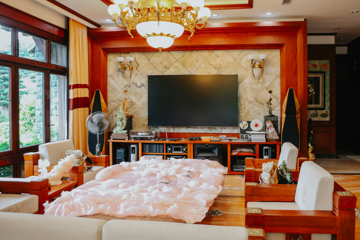 Cách bài trí nội thất bên trong sử dụng hoạ tiết sen chủ đạo. Trong phòng khách là chiếc bàn đá hồng nguyên khối hình đầm sen. Ảnh: Nhịp sống thị trường