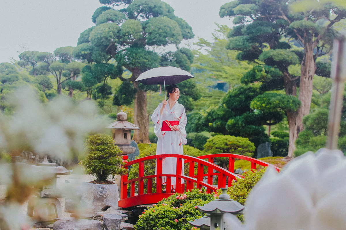 Khu vườn Nhật phía bên trái căn biệt thự được bài trí đẹp mắt bằng các loại cây, đá, sỏi...Ảnh: Nhịp sống thị trường