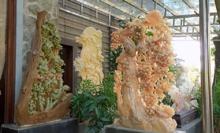 Ngoài khu vườn Nhật, trong khuôn viên căn biệt thự còn gây ấn tượng với bộ sưu tập đá ngọc và gỗ hoá thạch. Ảnh chụp màn hình