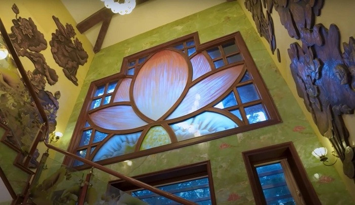 Hình ảnh hoa sen hiện diện ở khắp mọi nơi trong căn biệt thự nghỉ dưỡng. Ảnh chụp màn hình