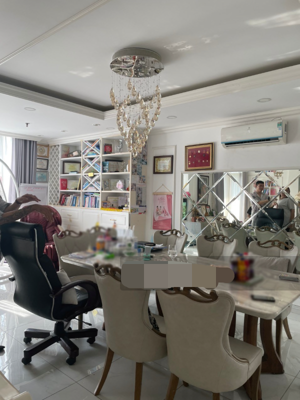 Trong nhà có nhiều đồ đạc nhưng được sắp xếp gọn gàng. Ảnh: Yan