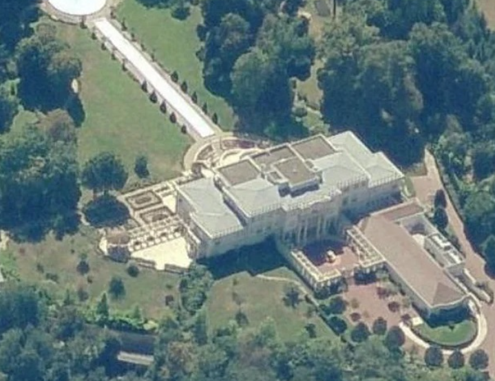 Đáng chú ý, gia tộc Thani sở hữu một dinh thự trị giá 250 triệu USD rộng hơn 3.000 mét vuông với đầy đủ spa, hồ bơi nước nóng...ở Anh: TheSun