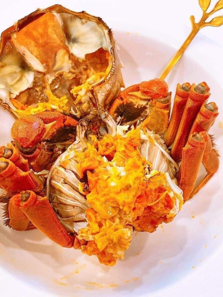 Theo đó, cua lông được rao bán theo con, theo cân với giá cả tùy thuộc vào trọng lượng và loại cua.