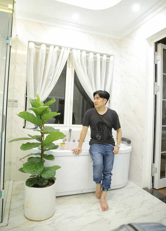 Phòng tắm hiện đại với cây xanh là điểm nhấn. Ảnh: 2dep