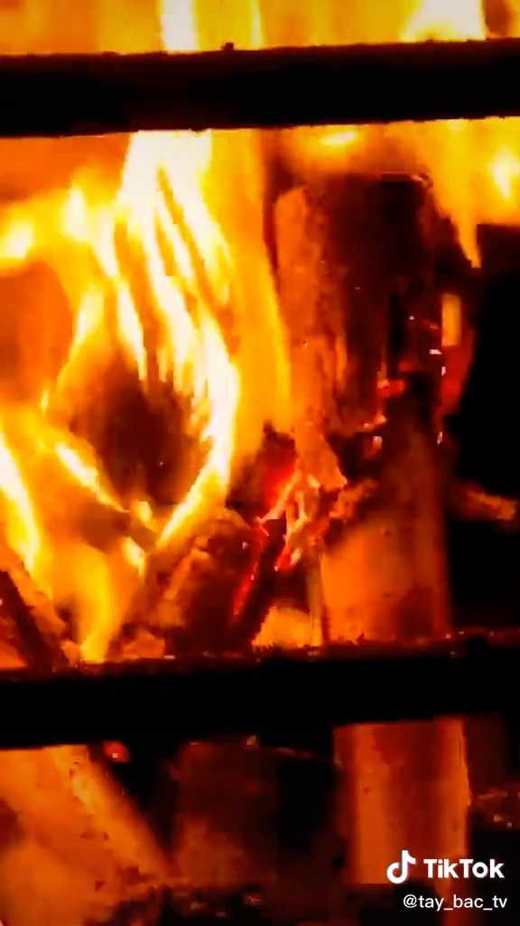 Củi dùng trong công đoạn nung muối cũng đòi hỏi phải dùng gỗ thông đắt giá. Ảnh: Tiktok