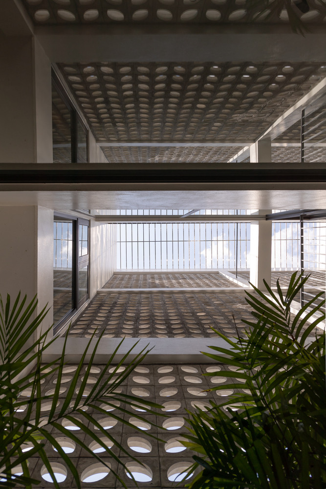 Giải pháp thiết kế là tạo một lớp không gian đệm giữa bên ngoài và không gian sinh hoạt bên trong.