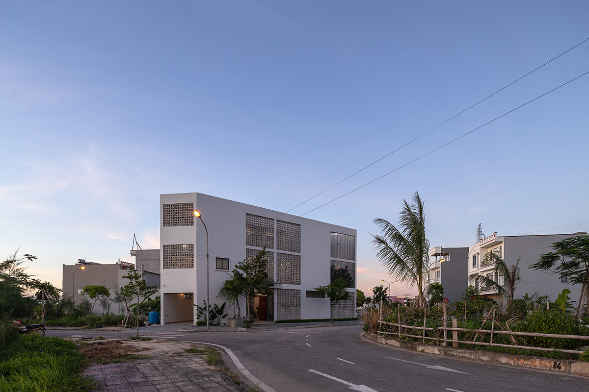 Thách thức với nhóm kiến trúc sư là tạo ra không gian sống đô thị thân thiện và tận dụng được sức mạnh của tự nhiên. Bên cạnh đó vẫn đảm bảo riêng tư trong điều kiện hình dạng tam giác và vị trí của khu đất.