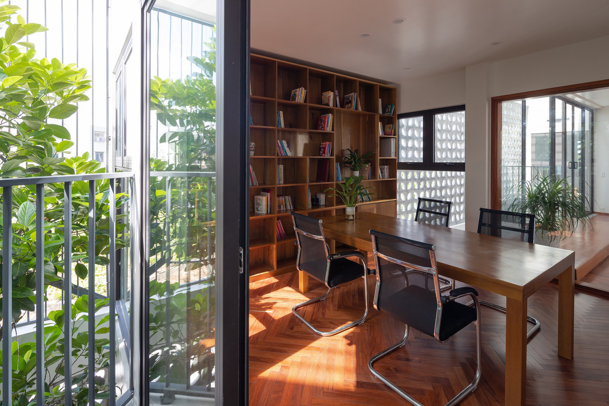 Ánh sáng ban ngày cũng như ban đêm xuyên qua các lỗ rộng hạt gạo đổ bóng ra xung quanh. Từ đó tạo nên hình ảnh một khu vườn có các hạt gạo in lên không gian, chuyển động theo từng thời điểm trong ngày và các mùa khác nhau trong năm.