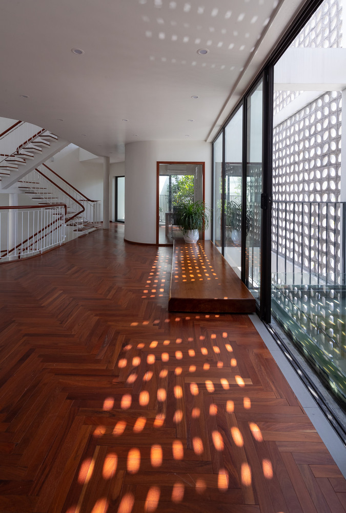 Tầng 2 và 3 có ban công nhìn ra sân vườn, nơi gia đình có thể thư giãn.