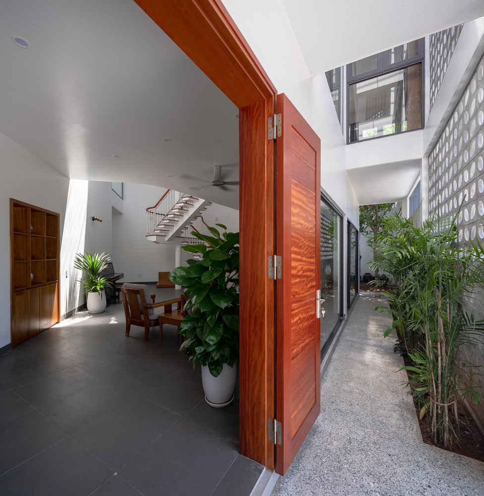 Ngôi nhà là tổ ấm của một gia đình 3 thế hệ gồm ông bà, bố mẹ, 2 con nhỏ.