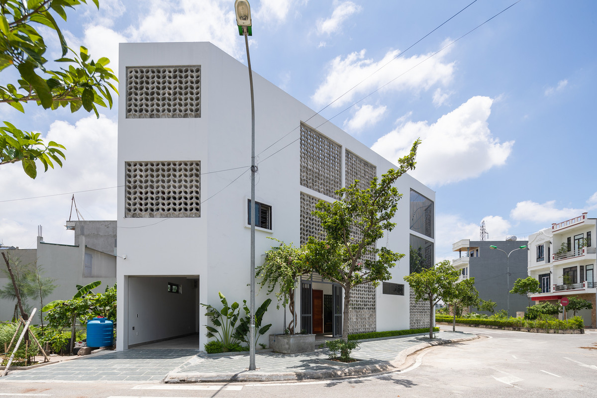 Bung Binh House là ngôi nhà xây trên khu đất hình dạng tam giác nằm góc một ngã tư giao thông "Bùng Binh", trong một khu đô thị mới đang phát triển bên cạnh trung tâm thành phố Thái Bình.