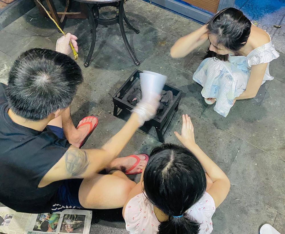 Trong khuôn viên biệt thự còn có khu vực để cùng nhau nướng thịt. Ảnh: FB Thủy Tiên