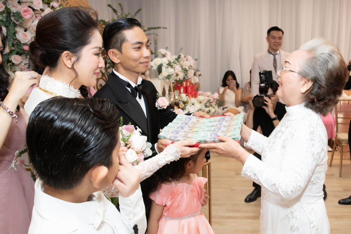 Khánh Thi được bà ngoại Phan Hiển tặng cho một mâm tiền mặt trong lễ ăn hỏi. Ảnh: Tiền phong