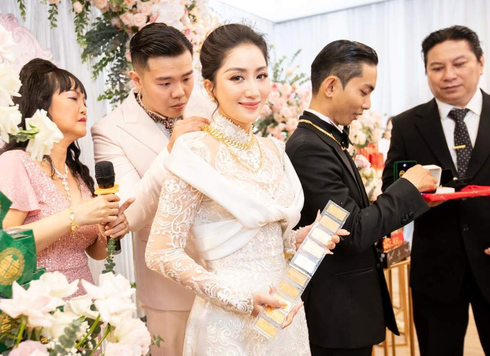 Cả dây vàng cực kỳ đắt đỏ khiến ai nấy đều xuýt xoa. Ảnh: Cúm