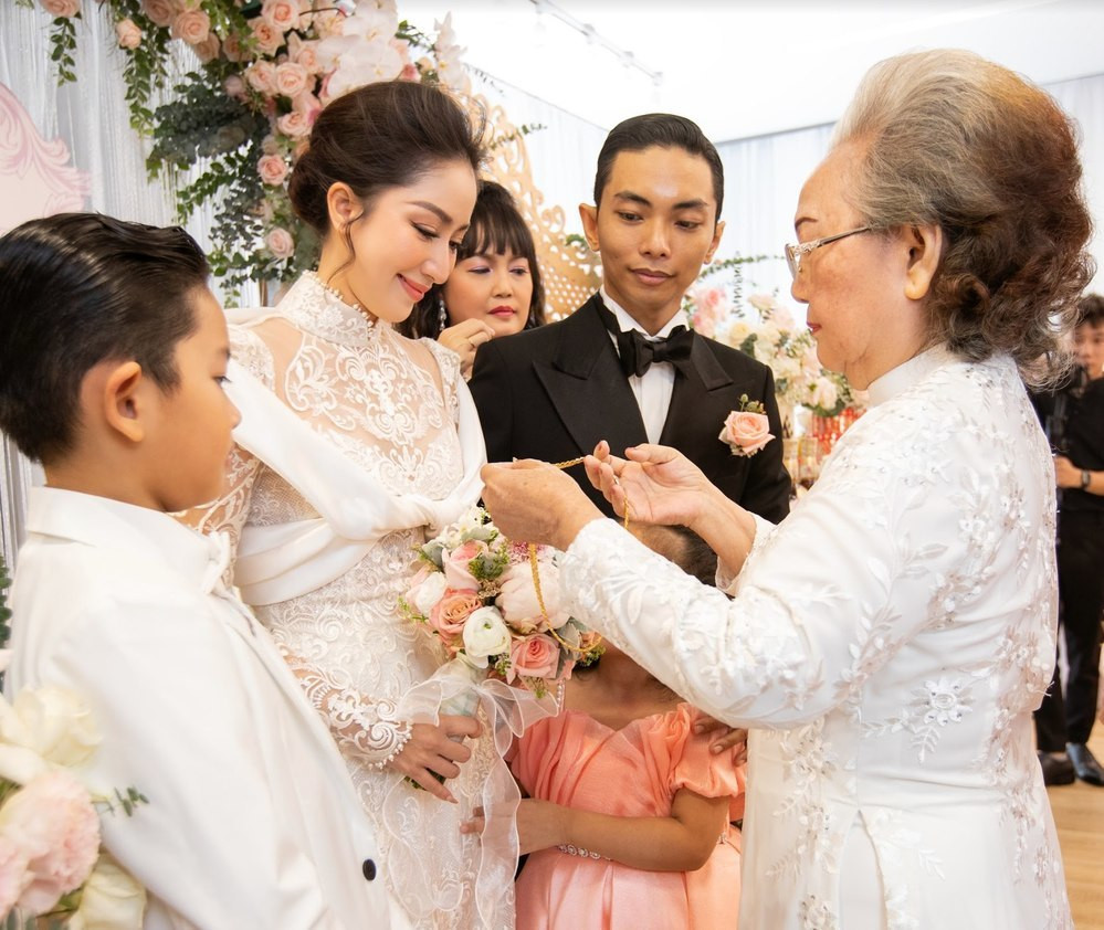 Tại đây, Khánh Thi đã nhận được nhiều sính lễ không chỉ mang đến nhiều ý nghĩa mà có giá trị lớn khiến dân tình không khỏi trầm trồ. Ảnh: Cúm