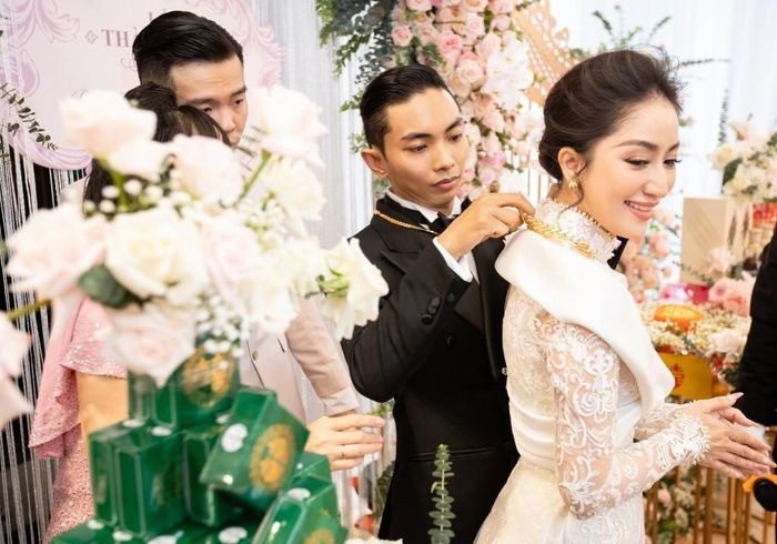 Ước tính, của hồi môn của hai bên gia đình dành tặng Khánh Thi - Phan Hiển đã lên đến 22 cây vàng. Ảnh: Người đưa tin