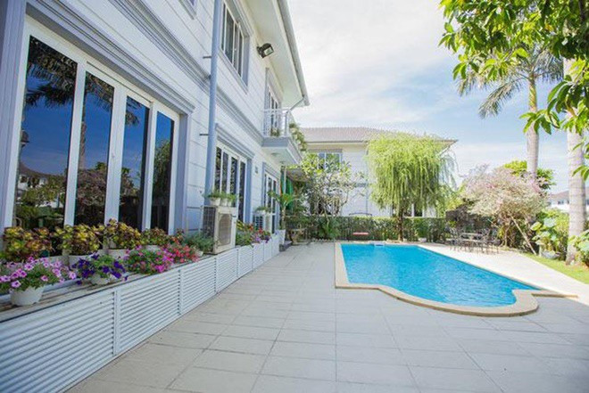 Trong sân nhà còn có hồ bơi. Ảnh: Facebook