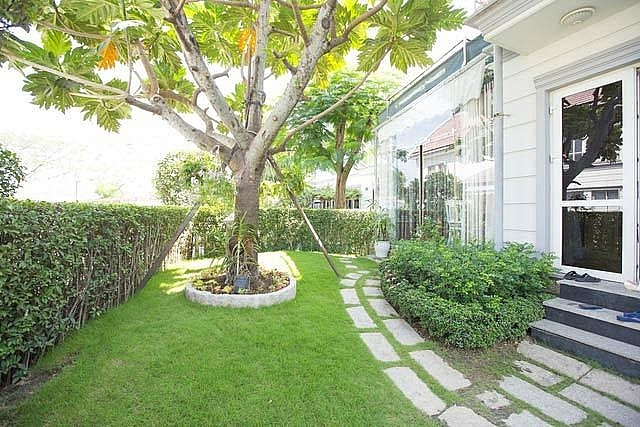 Từ bên ngoài, căn biệt thự được phủ một mảng xanh tươi mát với nhiều cây cảnh và hoa. Ảnh: Facebook