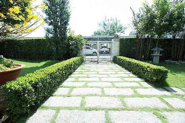 Nữ ca sĩ chọn gam màu trắng để tổng thể hoà quyện với màu xanh mát của cỏ cây. Ảnh: Facebook