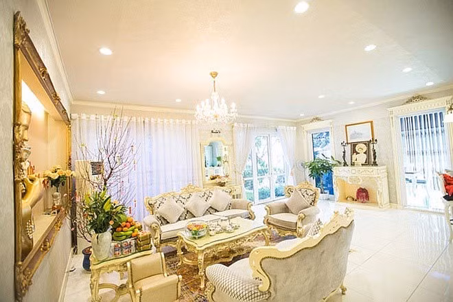 Ở bên phong, ca sĩ Hồ Quỳnh Hương chọn nội thất mang phong cách hoàng gia với màu vàng gold sang trọng. Ảnh: Facebook