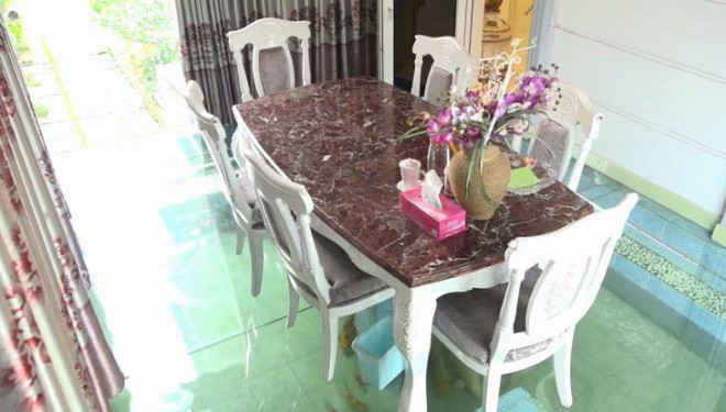 Phòng ăn thiết kế đơn giản với bàn ăn có mặt đá cẩm thạch. Ảnh: Facebook