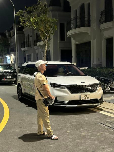 Mới đây, trên trang cá nhân, Đoàn Di Băng tiết lộ đưa bố mẹ đi nhận nhà. Đây là căn nhà nữ đại gia quận 7 mua tặng cho ba mẹ.