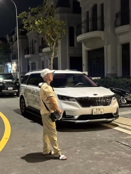 Mới đây, trên trang cá nhân, Đoàn Di Băng tiết lộ đưa bố mẹ đi nhận nhà. Đây là căn nhà nữ đại gia quận 7 mua tặng cho ba mẹ.